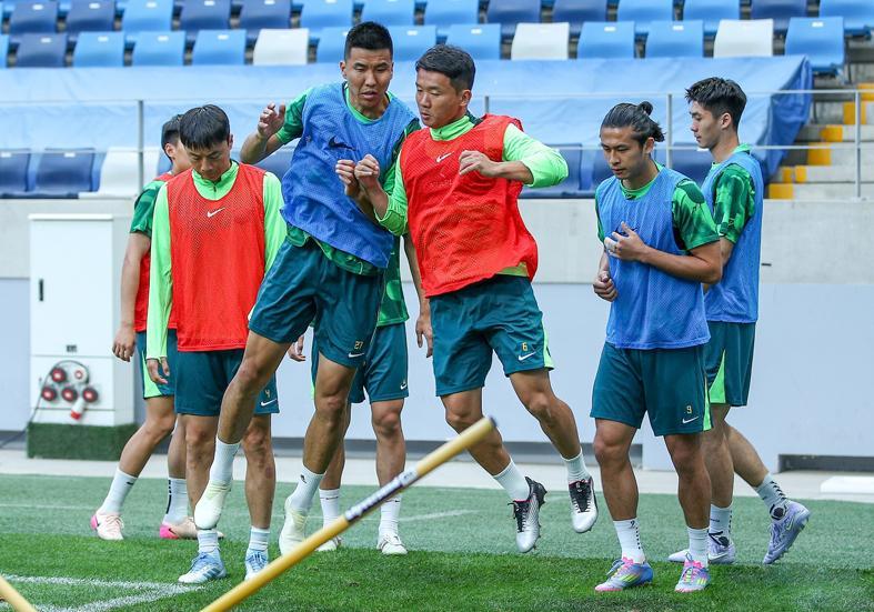 半岛体育官网-电梯战神替补行 国安续约36岁老腰看不懂 鲤鱼再混1年 新外援呢？